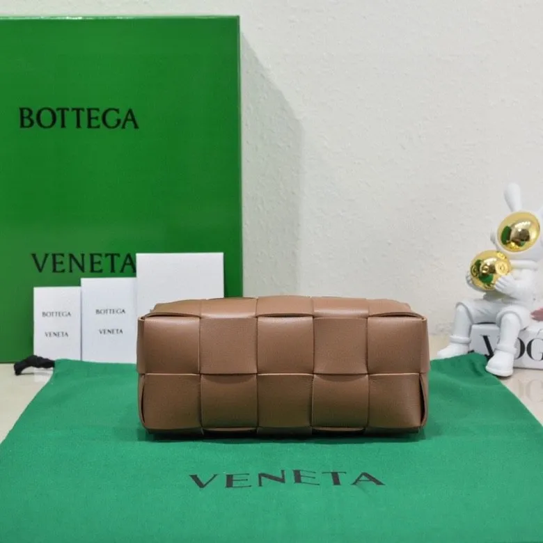 Batch 1420 BV autumn and winter beautiful armpit bag, breaking your definition of armpits BOTTEGA's new BRICK CASSETTE is small and exquisite, breaking the definition of underarms without capacity. It is no longer a small waste bag, but also a classic woven style. Why not buy such a bag? The soft sheepskin material shows a sense of luxury. Style number: 9305 Size: 23.5*10*10cm
